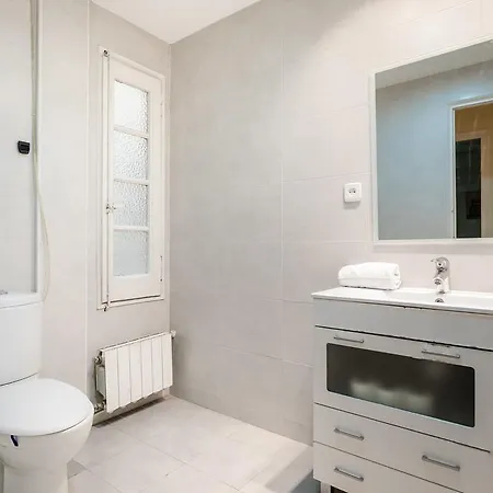 Spacious Sant Antoni 3mins To Metro バルセロナ