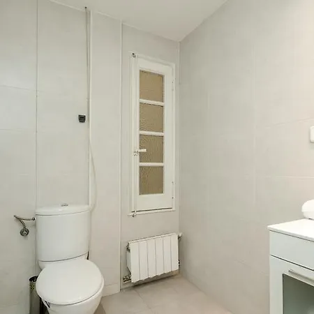Spacious Sant Antoni 3mins To Metro * バルセロナ